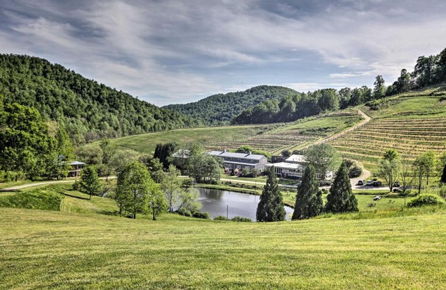 Romantic Log Cabin Escape on Delfosse Winery!