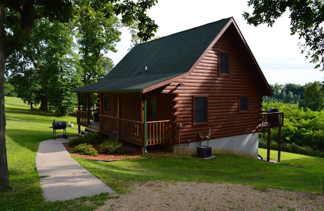 Romantic Log Cabin Hideaway, Hot tub nestled Near the Scenic Mississippi River!