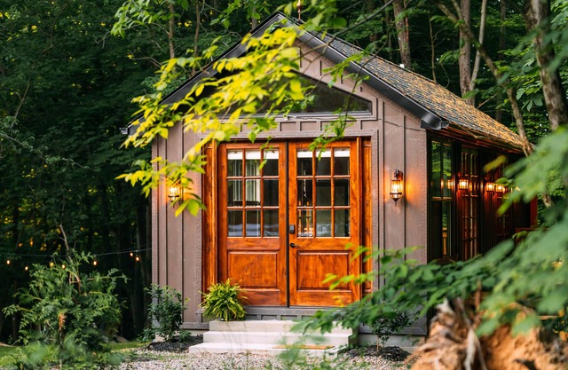 Romantic Luxe Cabin : Hot Tub, Private Trails : 32 Forested Acres : EV Charger
