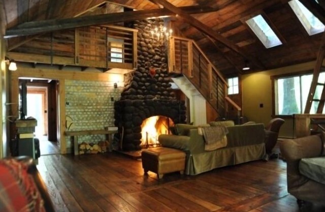 Romantic Mt. Hood Streamside Retreat, Hot Tub, BBQ, Fast WiFi. Pets Welcome, Ski