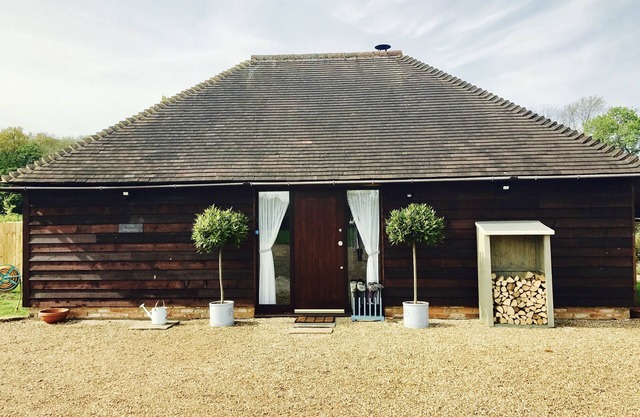 Romantic retreat in the hop fields of Kent, with great sightseeing