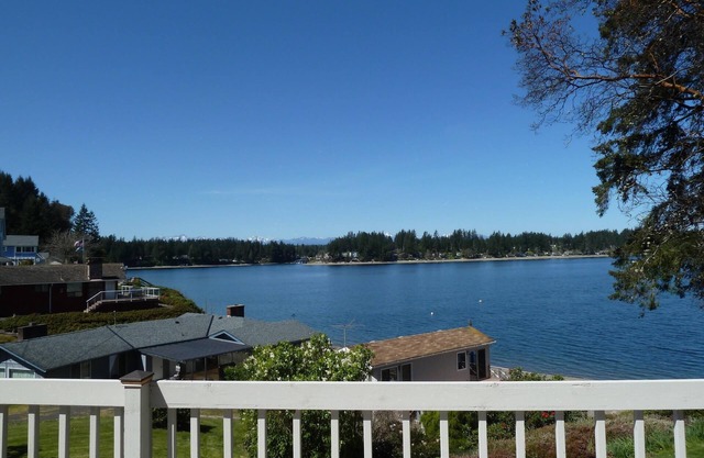 Romantic Stretch Island Waterfront View Cottage w/Hot Tub and Easy Beach Access