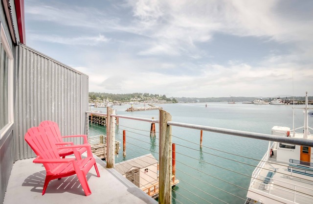 Romantic Studio in Newport Bayfront, Ocean Views, Spa Tub, Fireplace, Deck