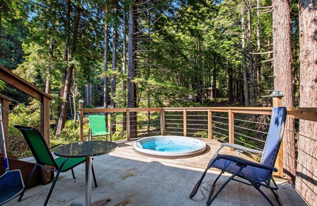Romantic, Studio Suite Surrounded by Redwoods w/Shared Hot Tub