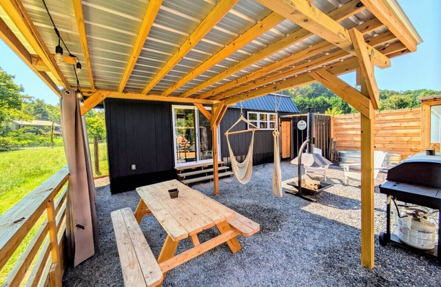 Romantic Tiny Home in Goat Farm w King Bed Outdoor Tub Sauna