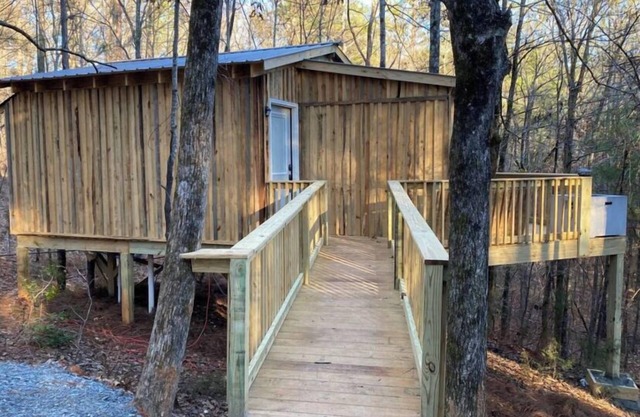 Romantic Treehouse Hideaway: Two Crackling Fireplaces Await Your Escape
