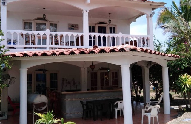 Romantic Villa with beautiful garden - 5 min from the beach!