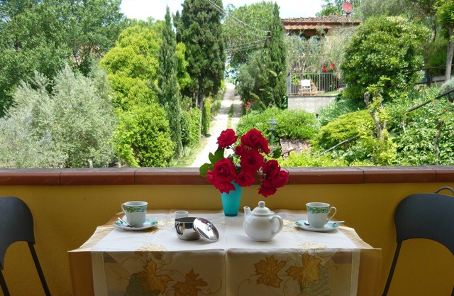 RONDINE: Peaceful farmhouse close to Tuscany 's treasures, 1mile from shops far