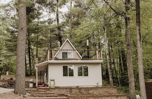 Rooftop cabin on amazing Crookneck Lake! "The Crookneck Lookout"