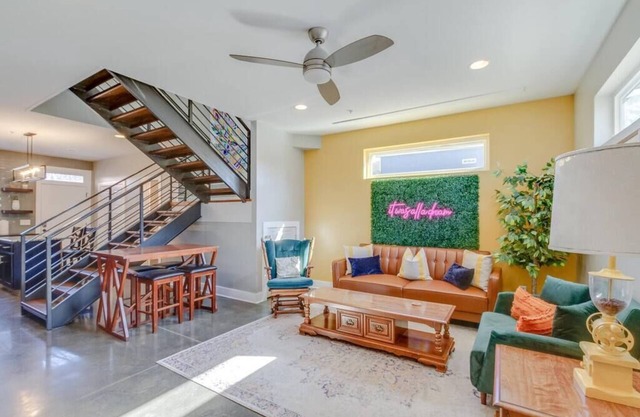 Rooftop Loungin' 2bd/2.5 ba in East Nashville! Parking! 10 min-> Downtown!