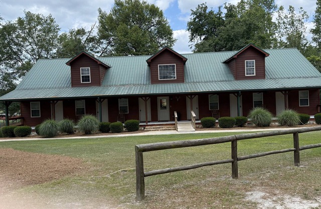 Room 1 & 2 - Charming 12-bedroom hotel with WiFi and AC in Twin City, GA.