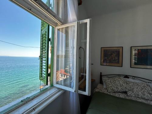 room 10 m from the sea