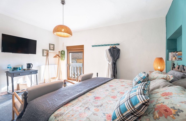 Room '1B' with Shared Pool, Private Garden and Wi-Fi