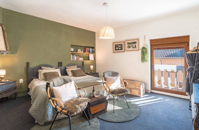 Room '2B' with Shared Pool, Private Garden and Wi-Fi