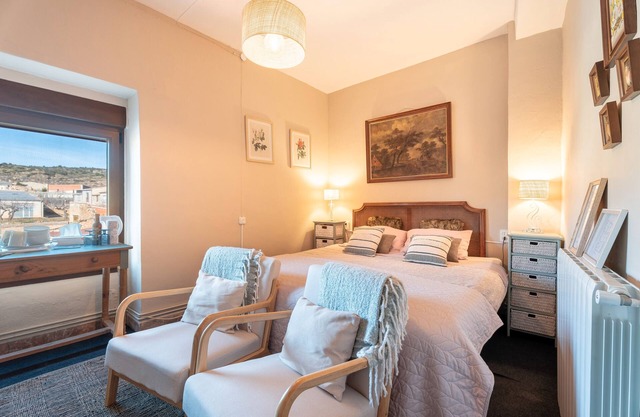 Room '3B' with Shared Pool, Private Garden and Wi-Fi