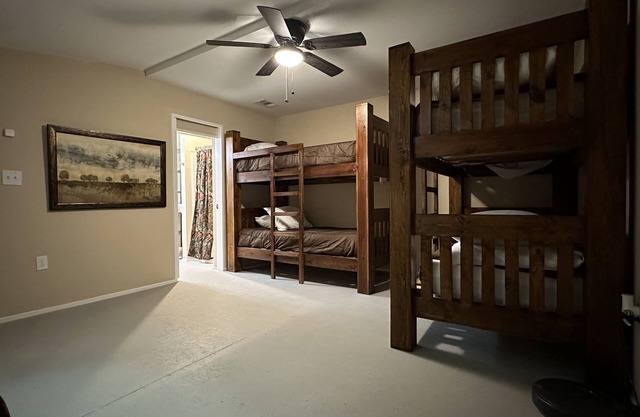 Room 6, sleeps 4 located just 20 mins from the heart of downtown Waxahachie.