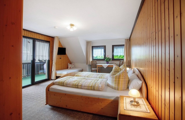 Room 'Doppelzimmer 1' with Mountain View, Balcony and Wi-Fi