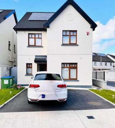 Room in Limerick with King bed -Home stay
