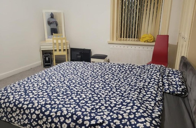 Room shared in 3bedroom house in Oldham Manchester