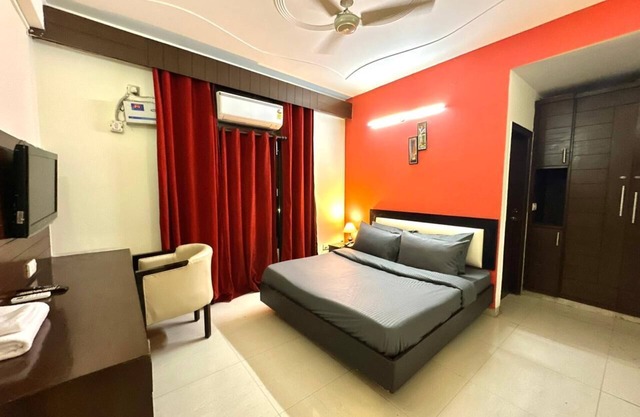 Room with attach washroom near golf course road