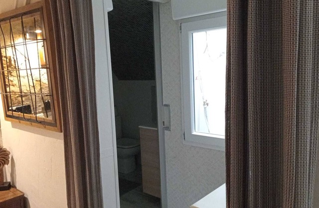 Room with private bathroom 3