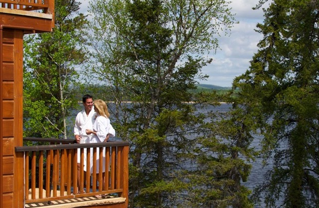 Rooms at Auberge du Lac Taureau - King Suite