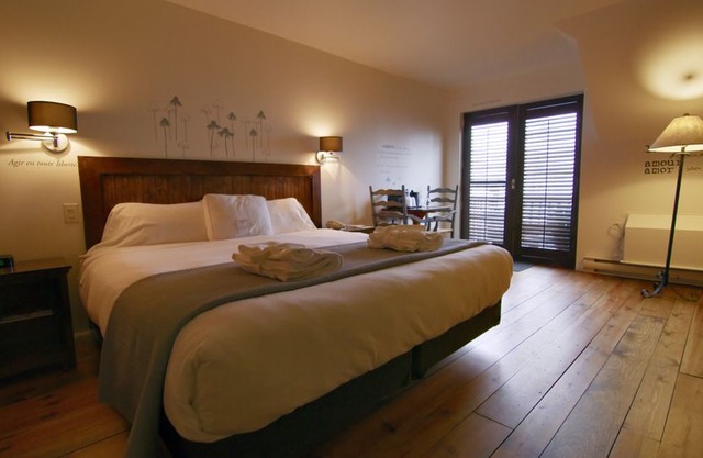 Rooms at Auberge du Lac Taureau - Lake Room 1 Bed