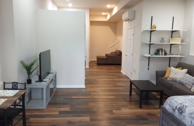 Roomy Studio Basment Apartment - 5 Min to Downtown