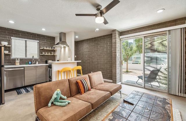 Roosevelt Row! 1 bedroom & pool!