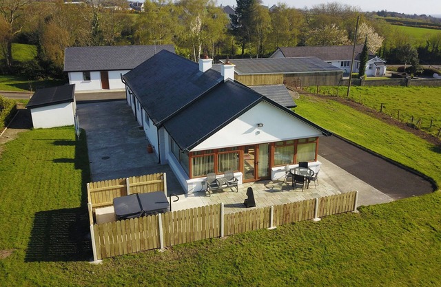 ROSE COTTAGE, pet friendly, with hot tub in Muff, County Donegal