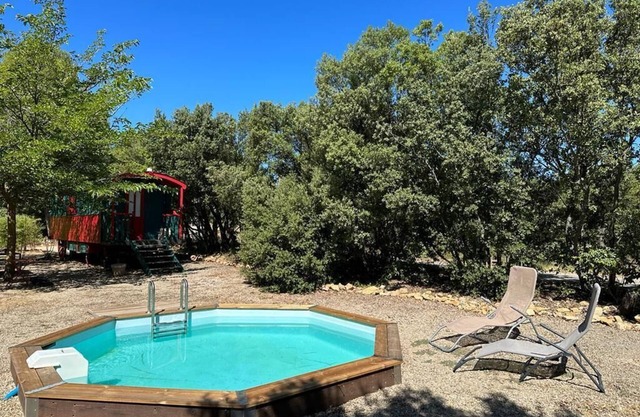 Roulotte with air conditioning and private pool in Tourtour
