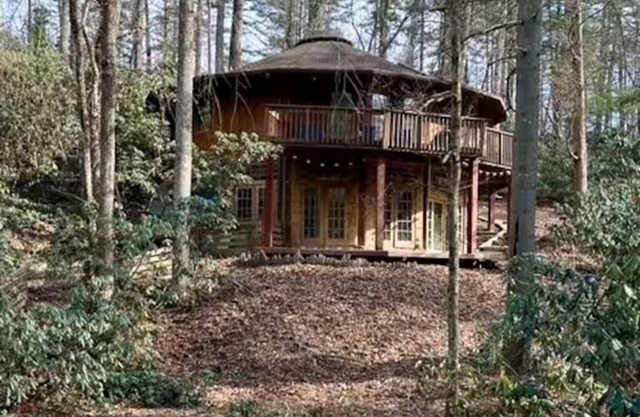 ROUNDHOUSE in the trees, deck, grill, fireplace, creek, dog Friendly, game room