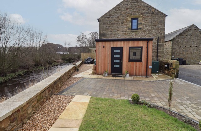 ROWAN BARN, family friendly, country holiday cottage in Bellingham