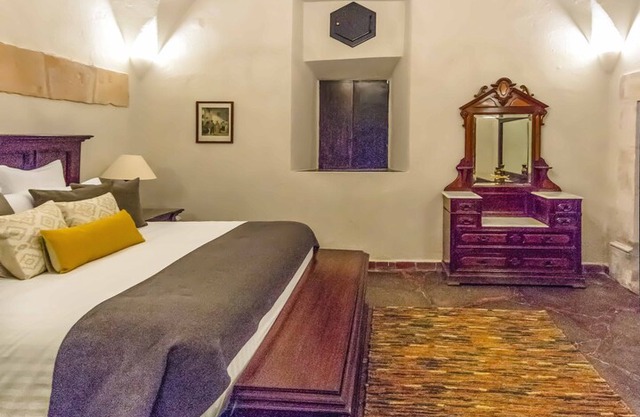 Royal Silver Inn Single Room with Living Room I