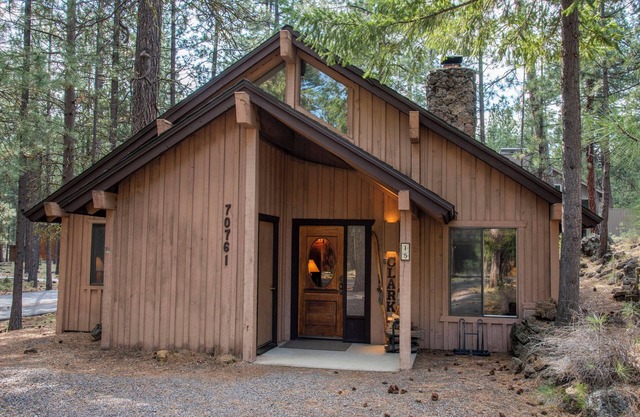 RR015 | Lovely Ranch cabin nestled in the woodsy Central Oregon landscape.