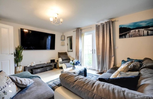 Runcorn - House - Sleeps 6 - Parking - Garden