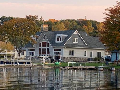 Runyan Lake House/4 Private Suites - Sleeps 13