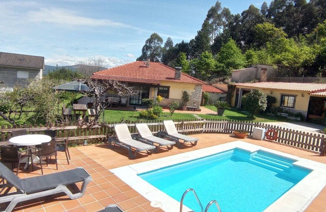 Rural house Pontevedra. Pool, garden and barbecue