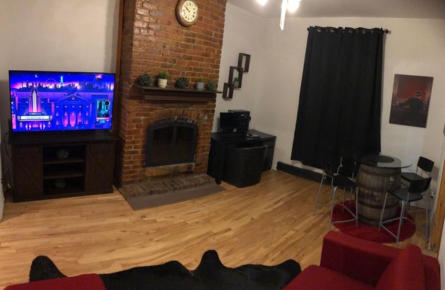 Rustic 2 Bedrooms, premium dowtown location