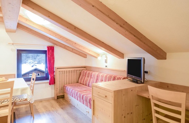 Rustic Apartment near Ski Areas with Wi-Fi, Garden and Terrace