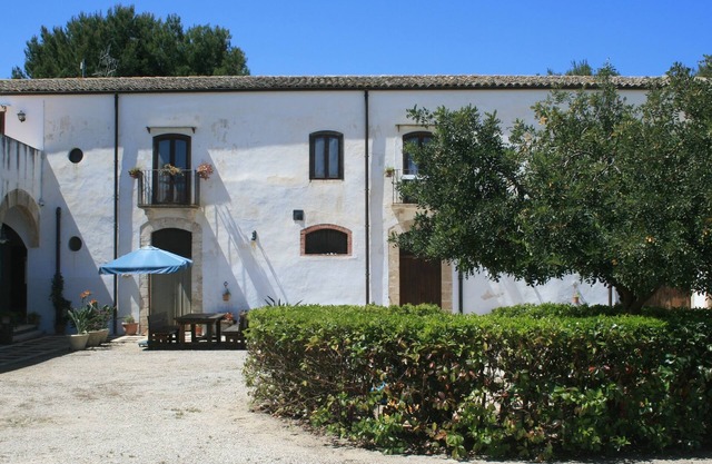Rustic apartments inside the Baglio "Villa Velez", near Balestrate