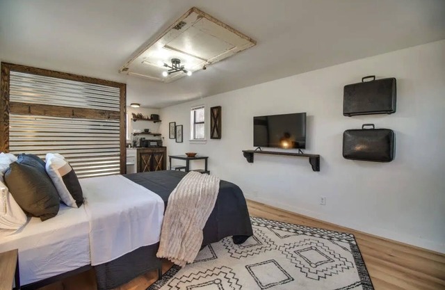 Rustic Cabin! Close to Downtown Siloam Springs