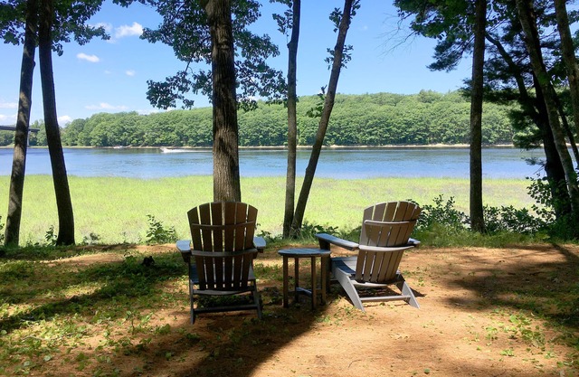 Rustic cabin with a water view. Kayaks provided, riverside nature trail.