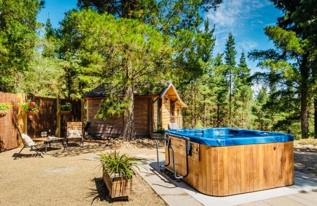 Rustic cabin with hot tub - Homewood Forest Retreat