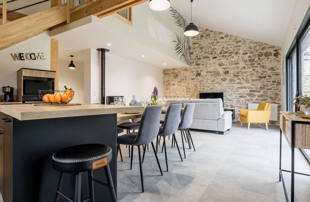 Rustic Charm: Renovated Barn near Nantes with Garden & Canal Access