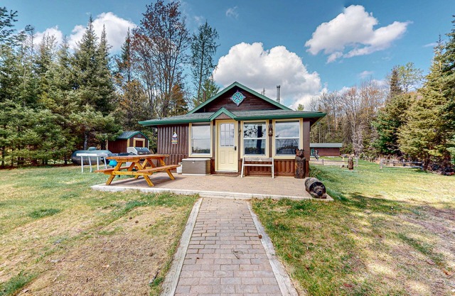 Rustic Cozy lakefront Cabin with dock, fire pit, gas grill, W/D & quiet location