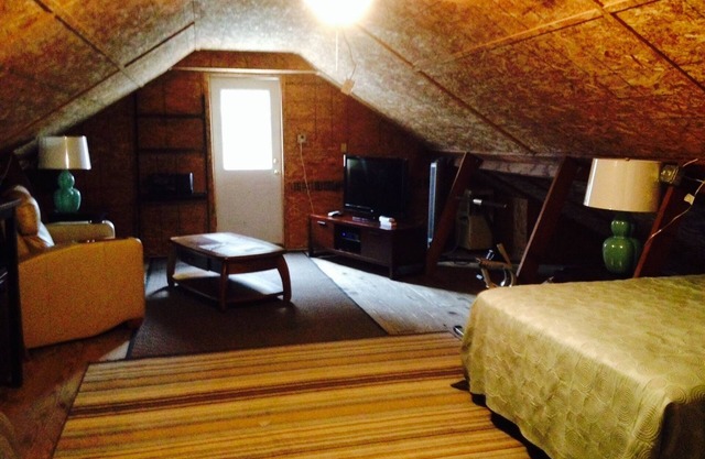 Rustic Cozy Loft Cabin