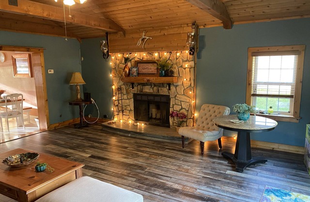 RUSTIC EXECUTIVE RENTAL. Clean, inviting atmosphere. Close to I-95 & Beach.
