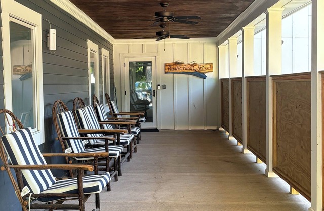 Rustic Family Retreat Getaway nPet friendly. n