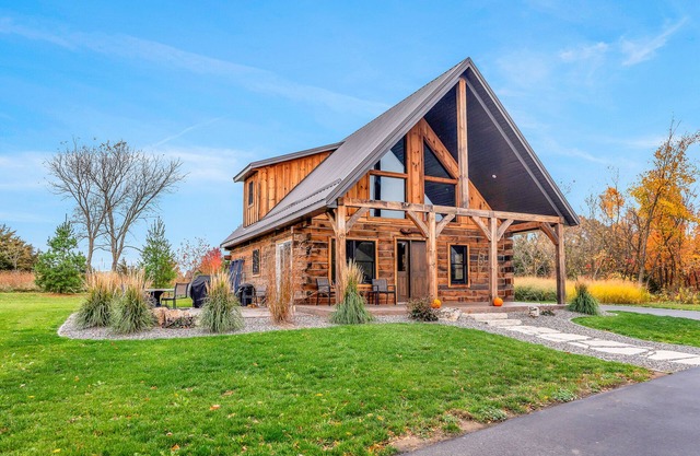 Rustic Hideaway Sleeps 4 HOT TUB
